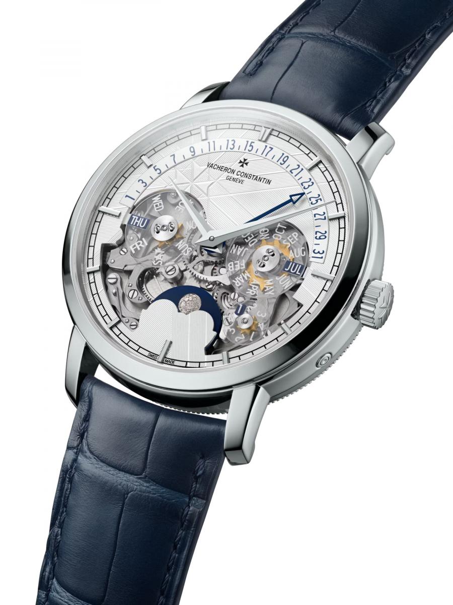 Vacheron Constantin 江詩丹頓的 Traditionnelle 萬年曆逆跳日曆鏤雕腕錶，為品牌270週年紀念腕錶，限量發行370枚，飾以低調的週年紀念標誌和「Côte Unique」飾面。