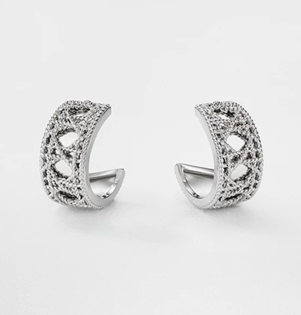 「My Dior」透過一系列珍貴細膩的珠寶作品，重新詮釋品牌的經典風格。其標誌性的設計靈感源自品牌經典的Cannage籐格紋，以交纏金線細緻演繹，如同將天然稻穗巧妙編織成精工織網，呈現出柔美卻充滿立體感的紋理。