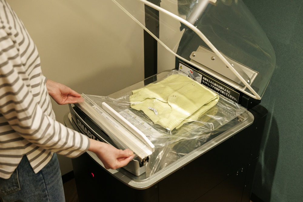 裡面設置了10台不需使用洗衣精利用離子力量去除污垢的高科技wash+洗衣機與烘衣機，也提供五種不同香味的芳香豆給住客使用。另外也設置了整燙空間，不論是要掛燙或是平放熨燙都沒有問題。