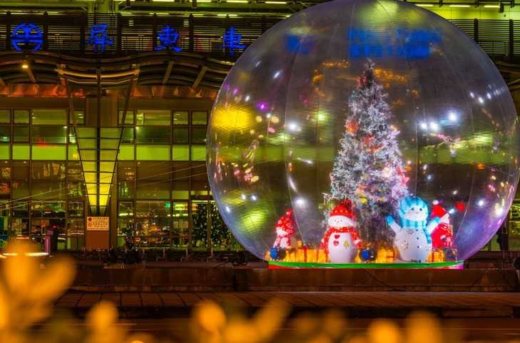 屏東火車站外水池設有超大水晶球，讓遊客一下火車就感受到濃濃節慶氛圍。（圖／翻攝屏東聖誕節官網）