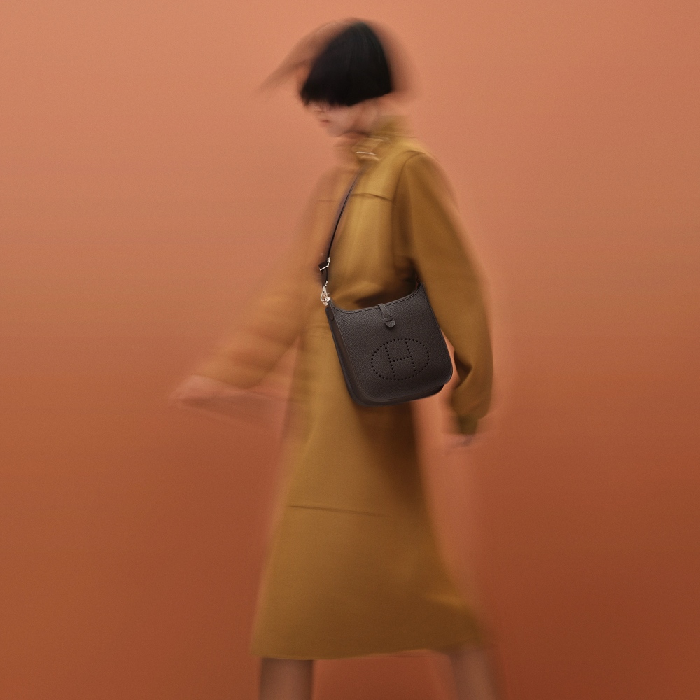 從馬具袋為起點，至今 Evelyne 已成為女孩最夢寐以求的包款之一。