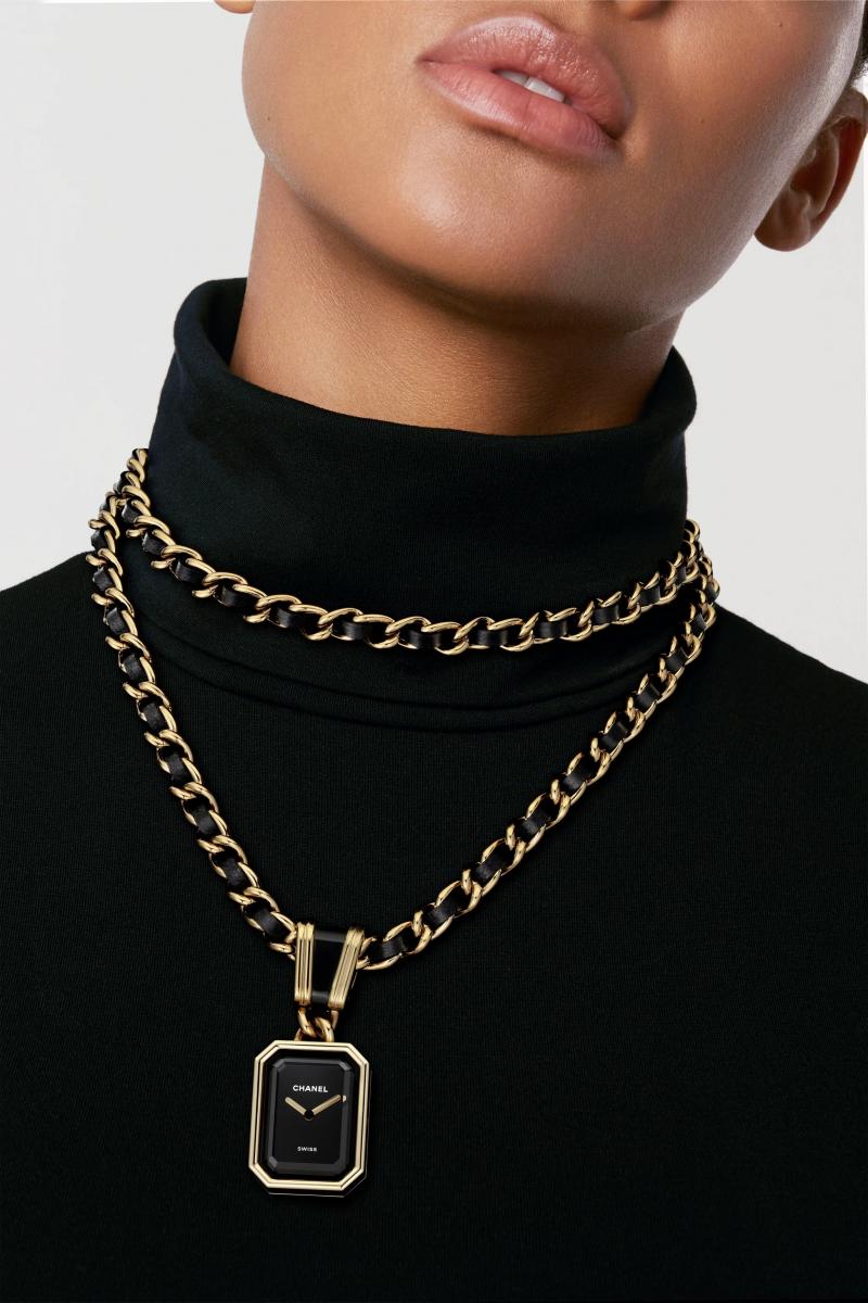 今年，香奈兒更推出 Première 項鍊錶新作，精鋼錶殼與錶鍊皆覆以18K金塗層，搭配黑色漆面錶盤，低調卻不失華麗。鍊帶同樣結合皮革編織細節，延續品牌經典語彙；而錶冠則鑲嵌凸圓形切割縞瑪瑙，為幾何線條添上一抹神秘。更迷人的是，它可依造型自由轉換——單圈時化身優雅長項鍊，雙圈纏繞則變為摩登頸鍊，一件作品即可切換不同風格，將實用性與時尚感完美結合。