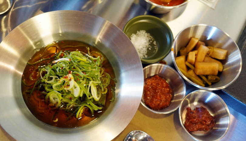 品嘗烤肉時第一口可先蘸取英國馬爾頓天然海鹽，接著依喜好搭配清爽解膩的蔥醬、海味鮮明的白帶魚醬，或將甜羅勒包五花肉搭配韓式包飯醬入口。（圖／魏妤靜攝）