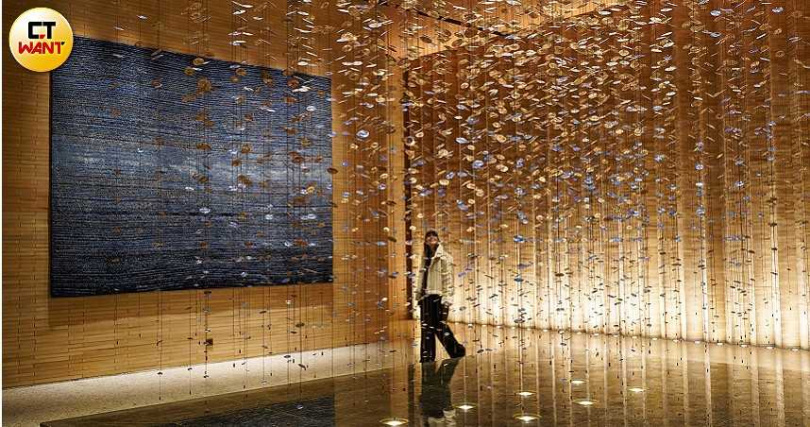 花蓮潔西艾美渡假酒店的《蝴蝶谷》裝置以多達4,522片琺瑯片打造而成，在光影反射下如同紫斑蝶翩翩起舞。（圖／魏妤靜攝）