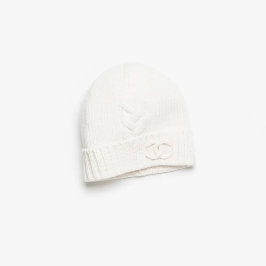 這款白色針織毛線帽運欉粗真的編織法呈現，整體以極具手感的質地呈現出溫暖、可愛的模樣。