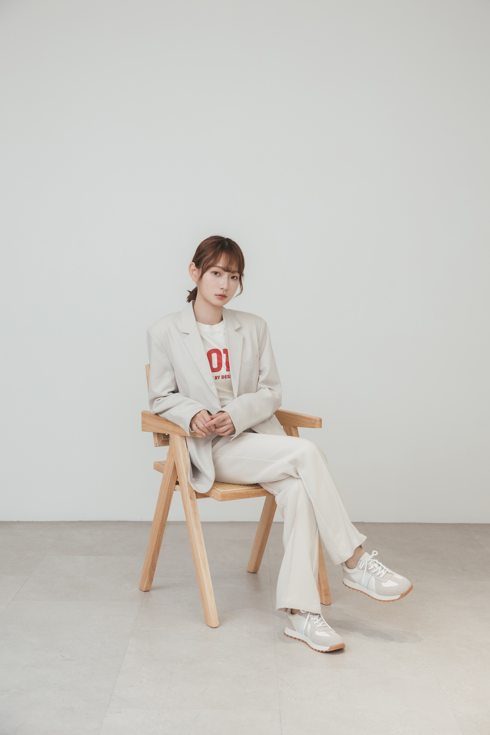 D+AF 真皮軟Q白色休閒鞋搭配米白色西裝長褲套裝，輕鬆駕馭都會風輕運動穿搭