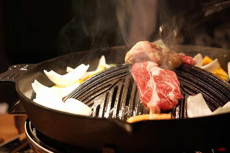 旭川成吉思汗大黑屋的靈魂在於對「鮮度」的執著，全店選用澳洲空運直送的冷藏羊肉