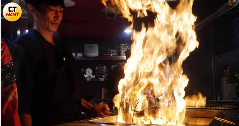 店裡設有專用的炙燒台，客人可近距離觀賞大火炙燒鰹魚的過程。（圖／魏妤靜攝）