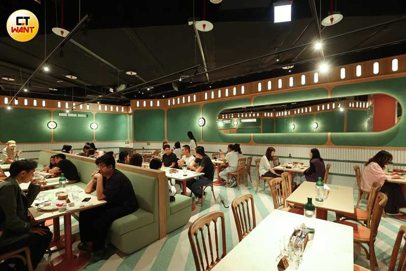 明亮的用餐空間以復古綠為主色調。（圖／林士傑攝）