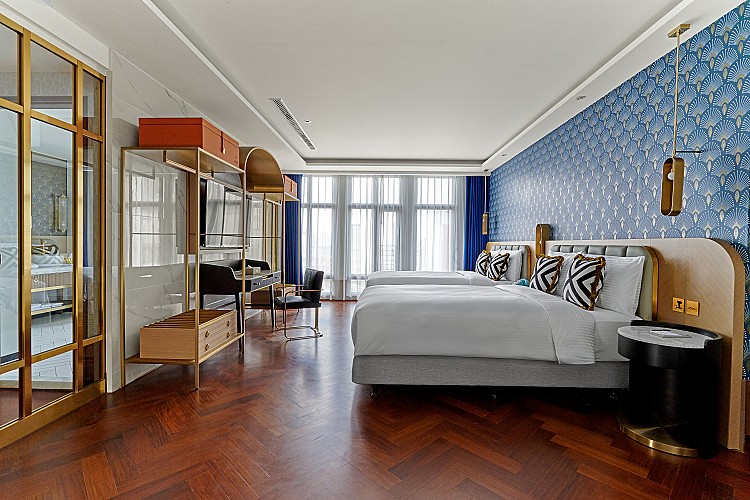 館內設有80間客房、Ailìse Bar、Lumen 餐廳、健身房與多功能藝文空間。