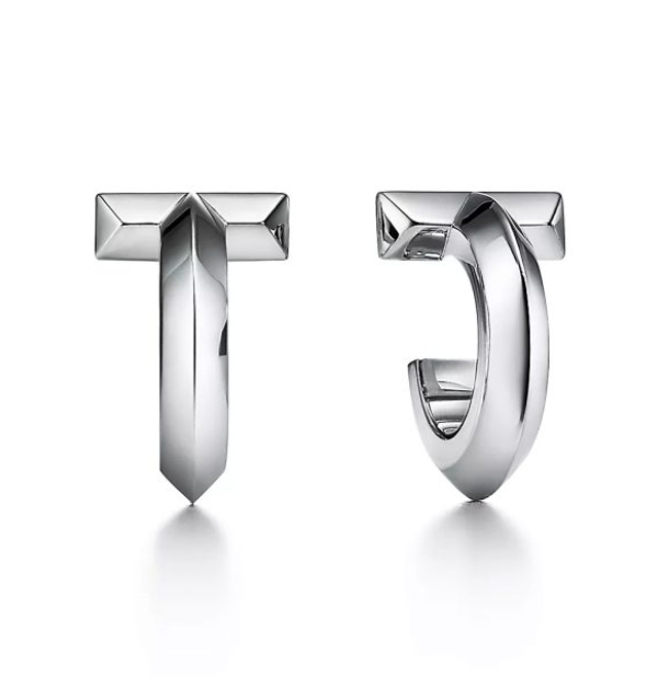 Tiffany的「T1」18K 白金圈形耳環，是一款經典的單品，簡約卻不失氣勢。其流暢的線條設計不僅凸顯高級質感，也能巧妙地呼應臉型輪廓，讓五官更顯立體。