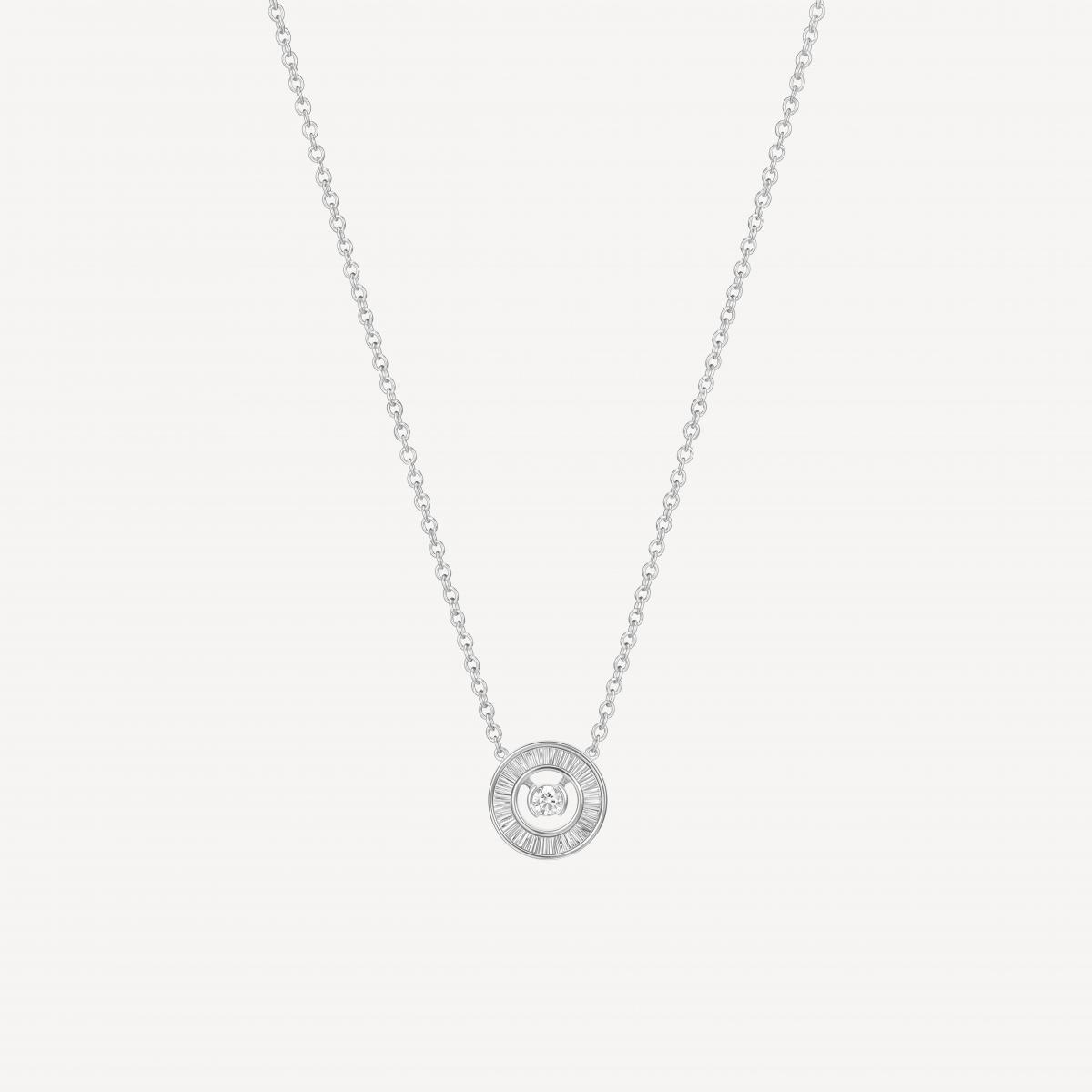 Piaget 的 Possession 系列向來象徵「旋轉中的幸運」。18K白金表面以 Decor Palace 宮廷式雕刻處理，呈現宛如陽光碎片般的細緻質感，中央鑲上一顆明亮式切割鑽石，讓吊墜在光線下像微型光環般明亮。它的美是安靜的，但靠近時會令人驚艷——像是一位看似低調、實則氣場強大的女性。這條項鍊最迷人的地方在於它象徵「轉動，便能改變」的力量，非常適合作為人生新篇章的祝福或禮物。