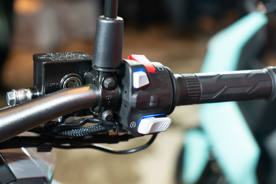 右側把手總成為熄火開關、發動鍵，與中央間可能微型車模式切換