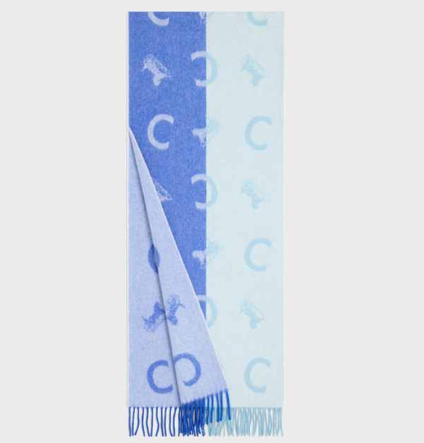 百分之百羊絨材質，完全不易起毛球也不會刺膚，圍在脖頸上觸感柔軟舒適，清爽的藍色系條紋形成鮮明對比，為冬日造型增添俐落又清新的視覺感受。