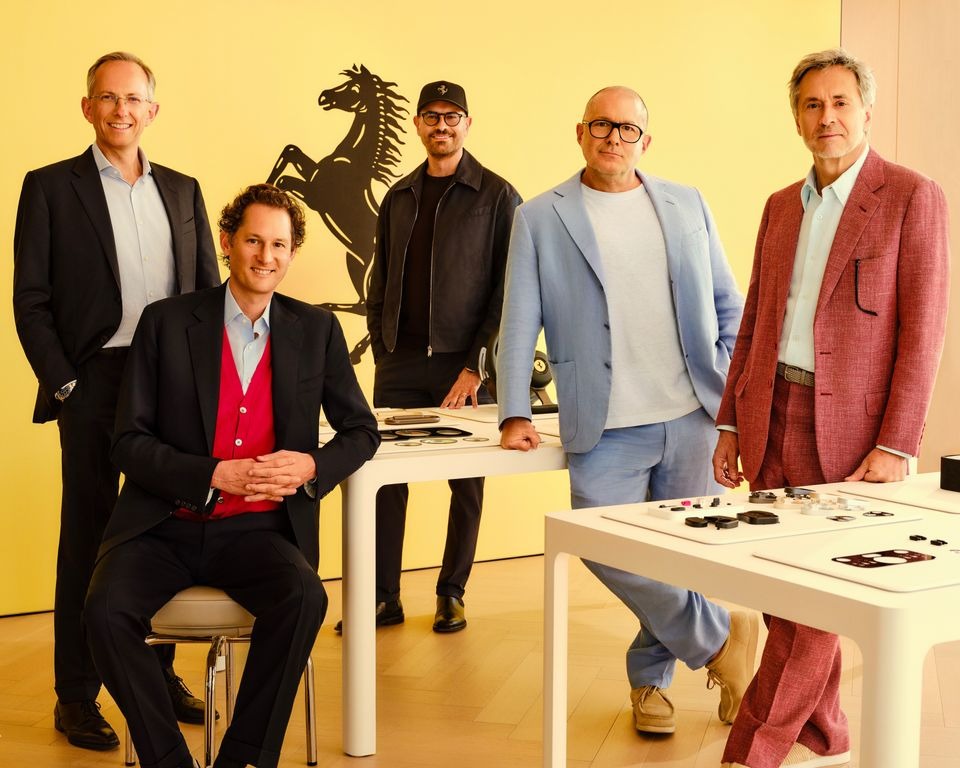 圖由左至右為 Benedetto Vigna、John Elkann、Flavio Manzoni、Jony Ive、Marc Newson。