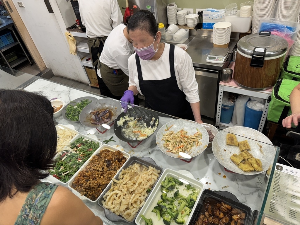 【台北中山美食】禾花素食，結合中式點心與熱炒，多達100道菜