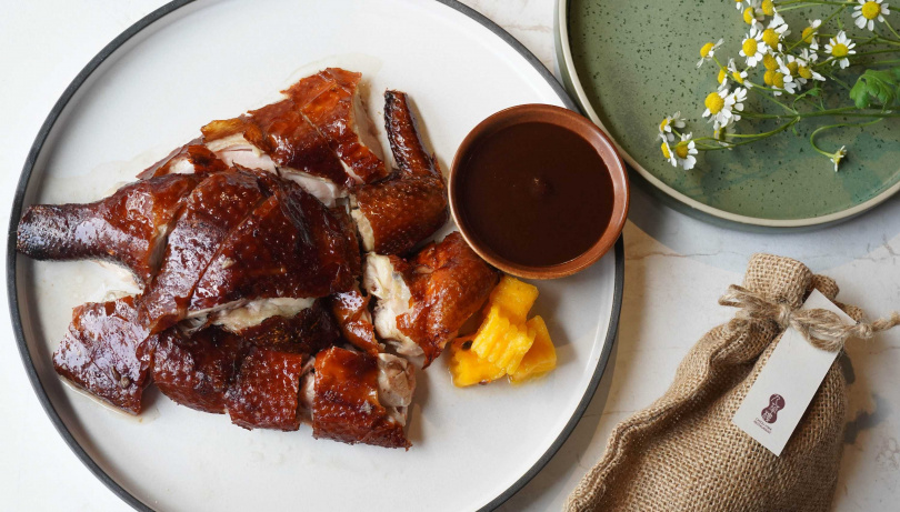 外脆內嫩的「乳香金牌吊燒雞」建議可以先吃原味，再搭配自製乳豬醬享用。 （半隻780元、全隻1,280元，圖／魏妤靜攝）