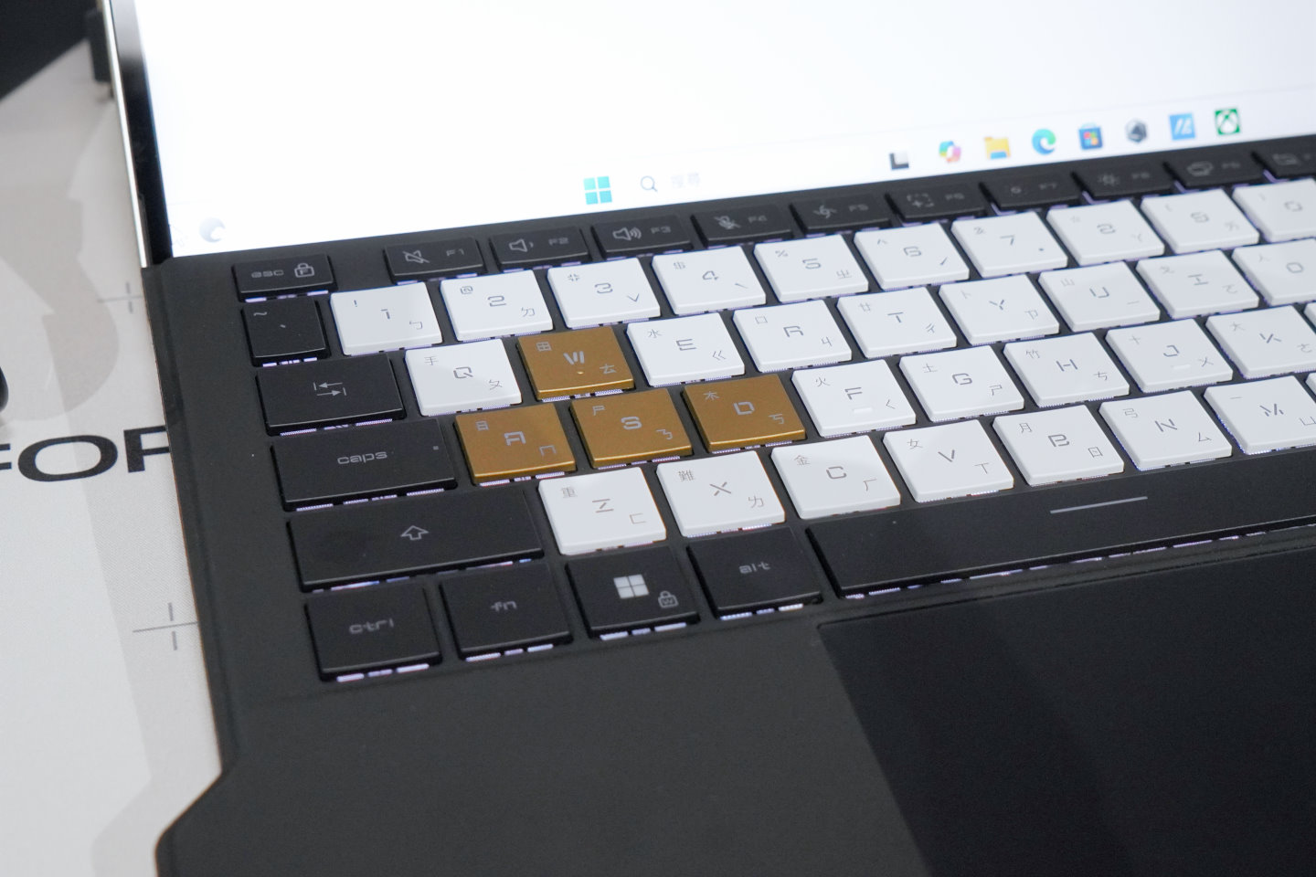 ROG Flow Z13-KJP採用2合1平板的造型設計，可分離的磁吸式鍵盤蓋採用黑、白雙色為主的鍵帽，WASD鍵帽則採醒目的金色。