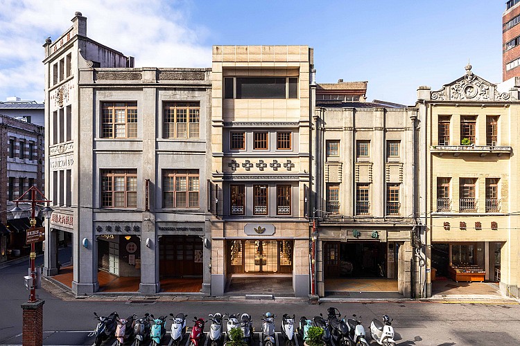 adidas Originals將「經典向前」的精神帶入大稻埕，在百年街屋打造全新經典概念門市，讓三葉草原創力與台北老城魅力相遇。