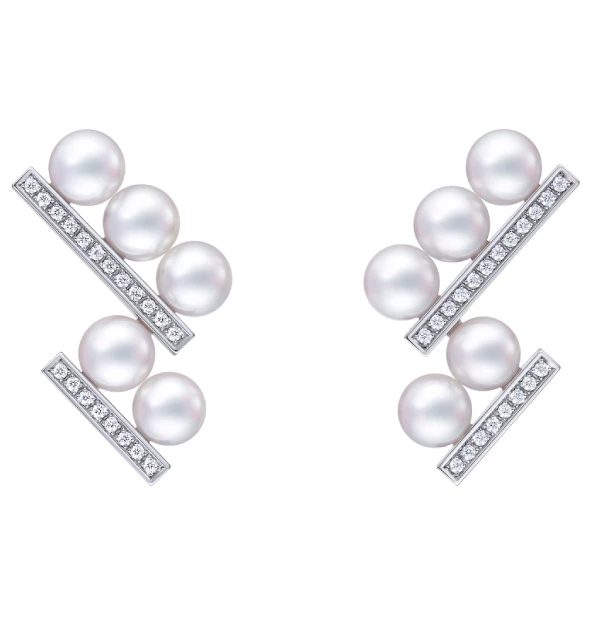 耳環以18K白金鑲鑽台座，構築出猶如階梯般的幾何線條，讓圓潤的阿古屋珍珠，在耳際錯落排開，營造出充滿建築美感的視覺層次。其獨特的階梯式造型，不僅能巧妙修飾臉部輪廓，鑽石的光影流轉，更與珍珠的溫潤虹光完美揉合。（商品價格約：NTD 338,000）