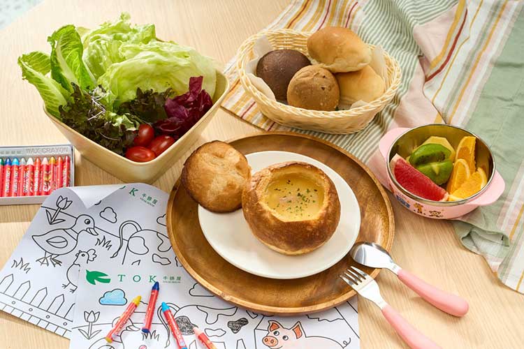 120公分以下兒童與父母同行可免費享用自助吧，還贈送濃湯麵包盅。