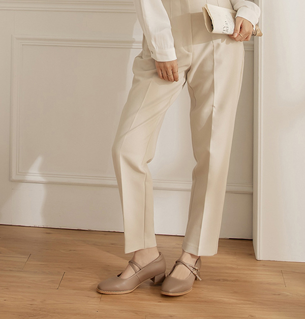 這雙瑪莉珍鞋採用高品質綿羊皮，柔軟又舒服，穿起來超貼腳。雙層細帶搭配穩定粗低跟，不只時尚感滿分，走路也很安心，保持優雅姿態沒問題。