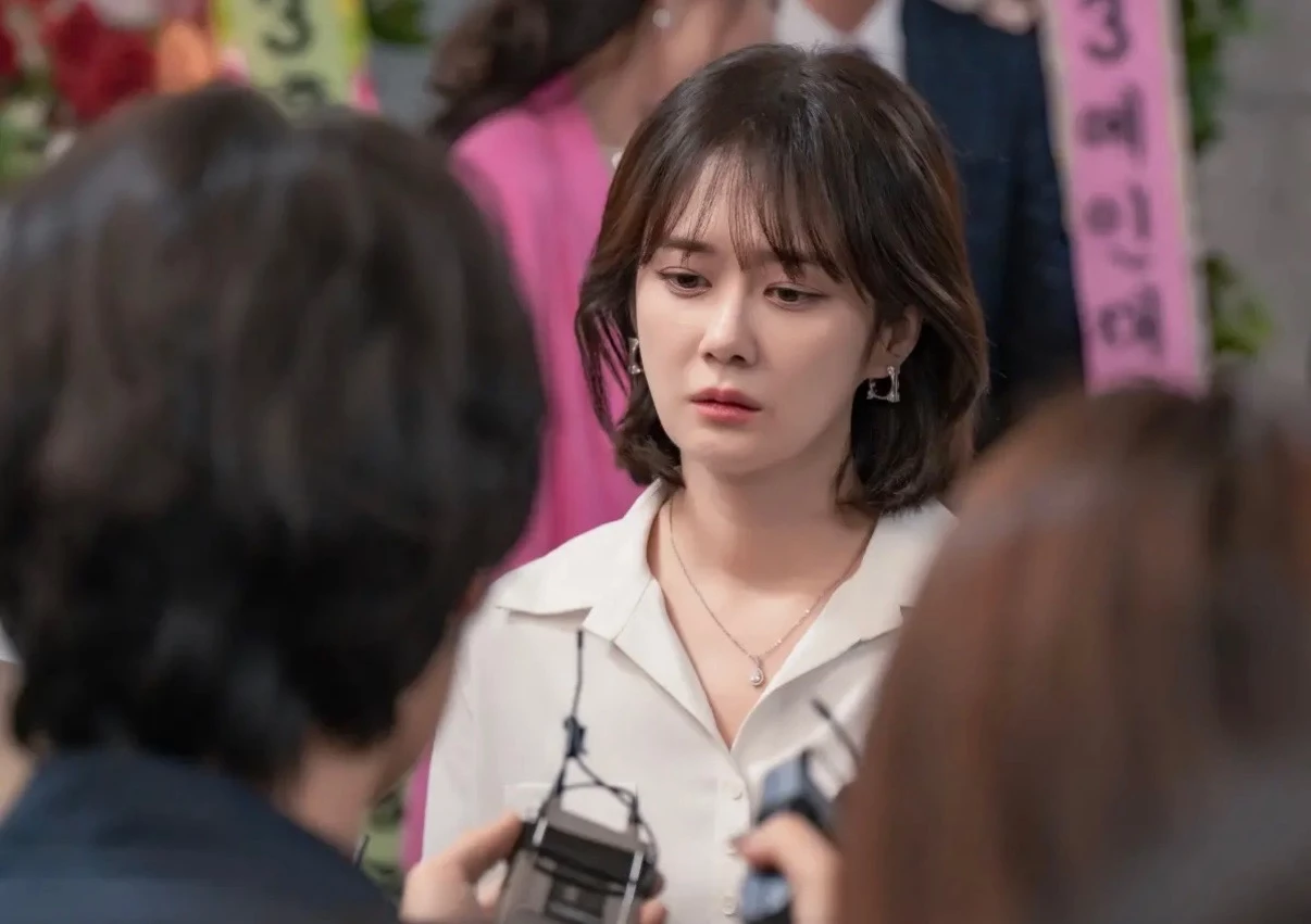 由不老女神張娜拉與李相侖、李清娥、郭善英、表藝珍、申在河主演的《VIP》，故事圍繞百貨公司 VIP 管理團隊展開，女主角某天收到匿名訊息，得知丈夫的外遇對象就在自己同事之中，接著劇情便進入一種高壓又窒息的辦公室猜疑戰。