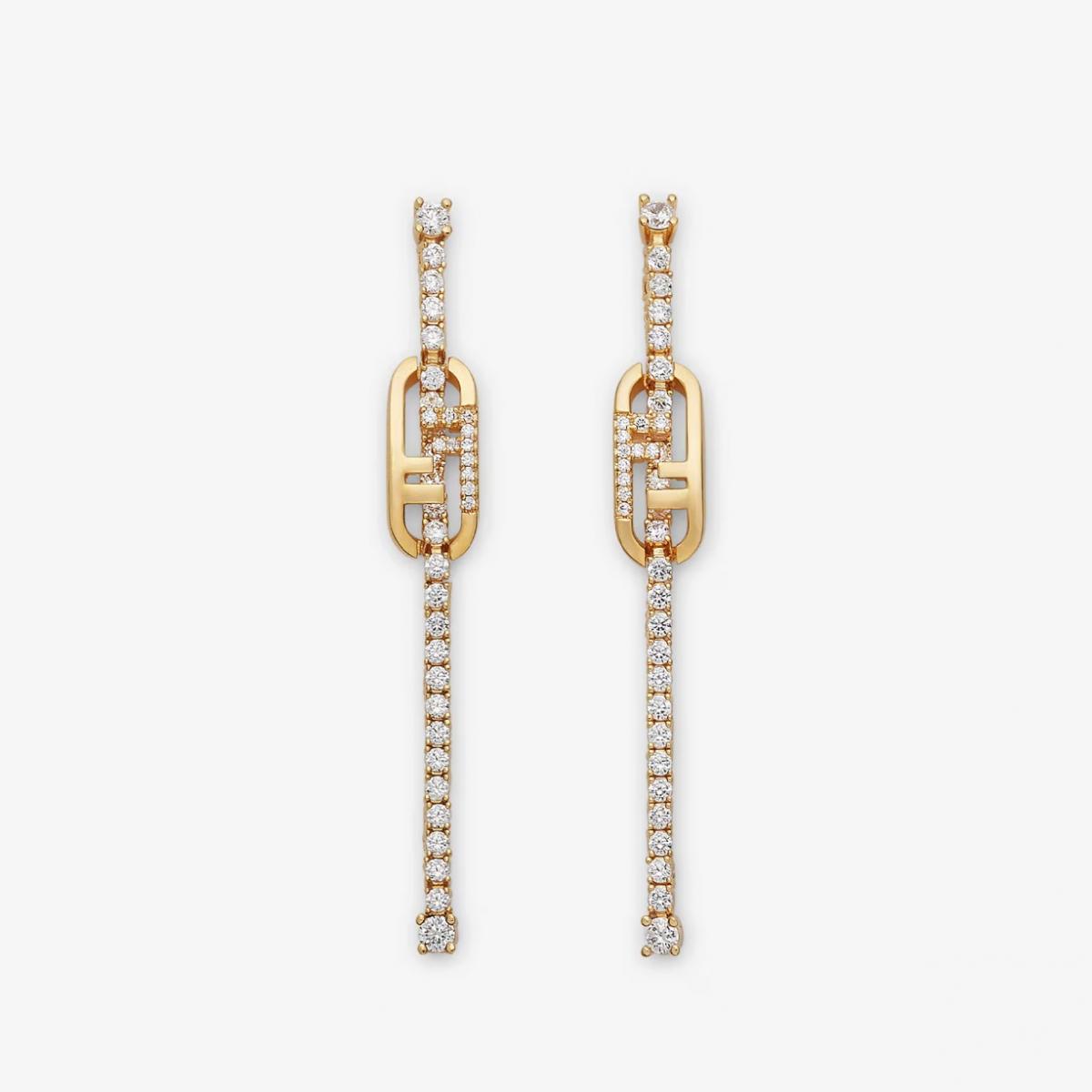 Fendi 的 O’Lock 耳環以標誌性扣環為設計核心，延伸出纖長線條，宛如光束垂墜。滿鑲水晶的網球鏈隨步伐搖曳，既閃耀又不失俐落。它擁有一種既精緻又克制的魅力，遠看華麗，近看卻有著意想不到的建築美感，是通勤與晚宴皆宜的百搭單品。
