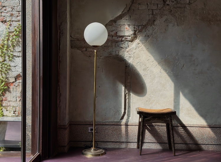 「蔚南裏」修復團隊以「保留與延續」為原則，從結構補強到防水更新，再到以傳統工法回復老牆、老窗、老磚的質感，盡可能延續過往生活痕跡，使它成為一座能與時間共存的建築。