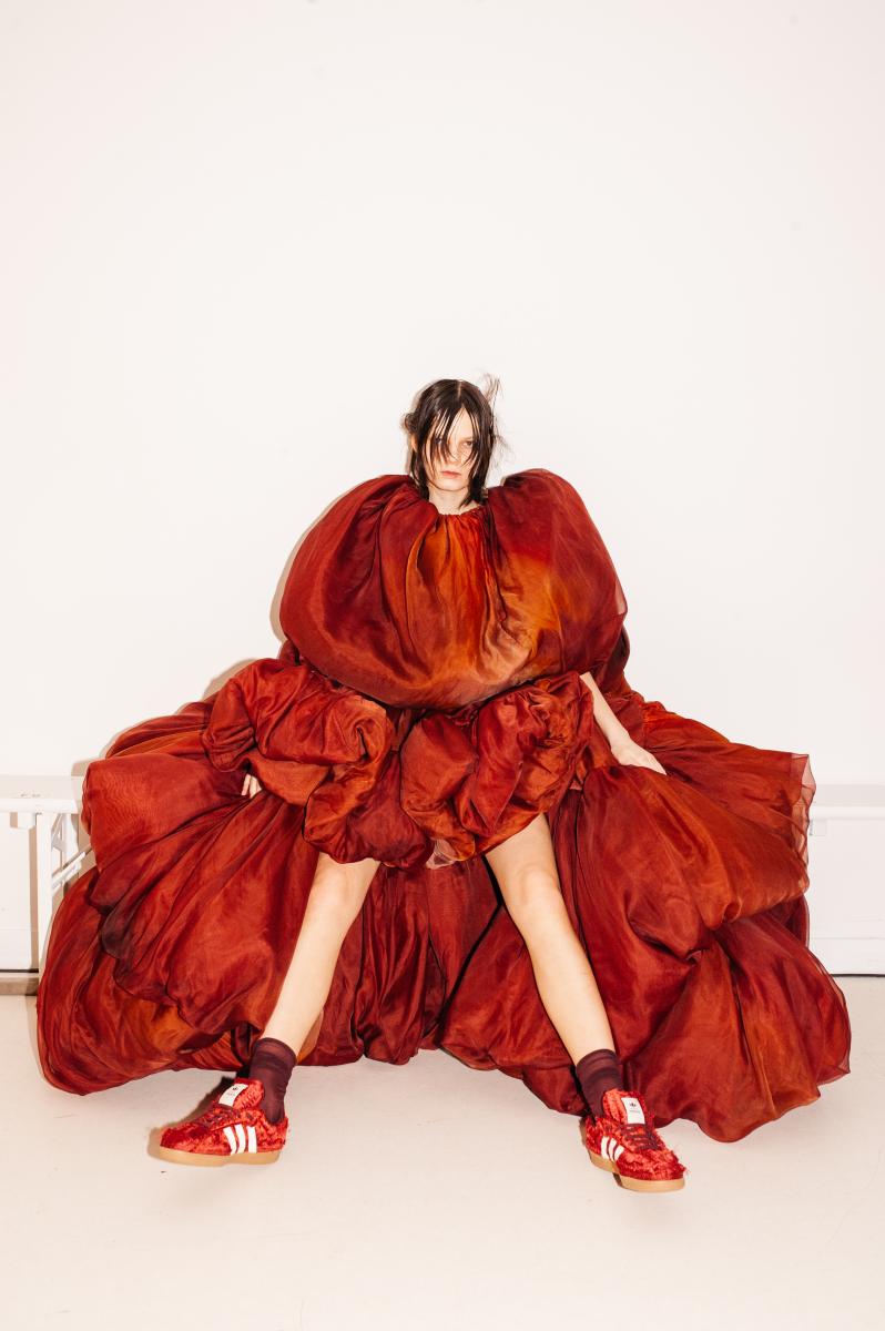 Adidas Originals與設計師Caroline Hú聯名Samba鞋款。