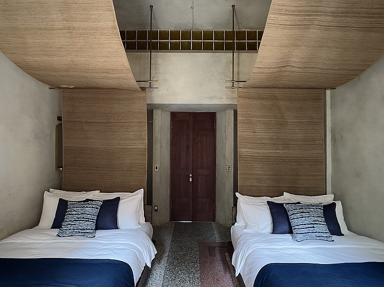 「蔚南裏」木心棟：保留九宮格立面，像一面懸掛於記憶中的空間相框，成為全棟視覺識別的亮點。木質線條的比重加重，使舊屋的溫度得以再次被感受。