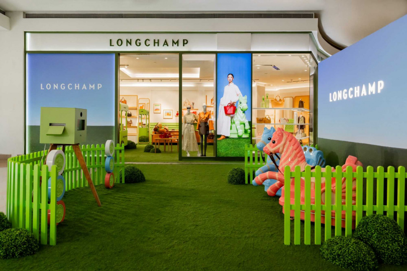 Longchamp打造新春限定「搖搖馬樂園」，1月15日至2月1日於台北101精品店前方廣場登場。（圖／品牌提供）