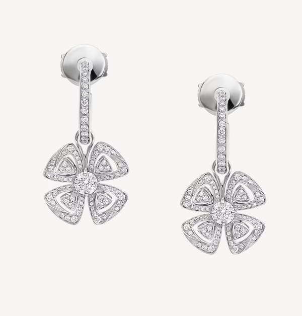 「Fiore」在義大利文中意為「花朵」，英文的「Forever」則象徵「永恆」。義大利高級珠寶與腕錶品牌Bvlgari，便以巧思將這兩個詞彙合而為一，推出珠寶系列「Fiorever」。