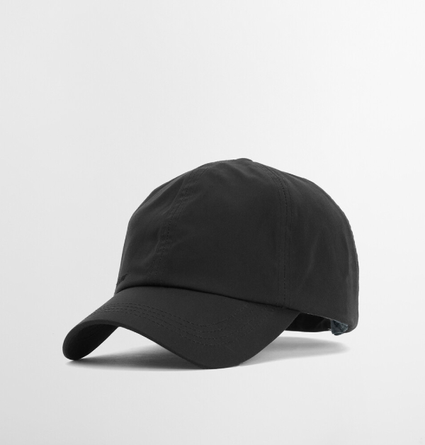 身為Barbour的小粉絲，衣櫥裡除了有幾件經典的油布夾克外，當然也少不了購入價格更親民、日常實搭的油布帽款。而這頂Barbour油布棒球帽，延續品牌經典的Wax面料特性，兼具防風、防潑水功能，無論晴雨都能自在配戴。