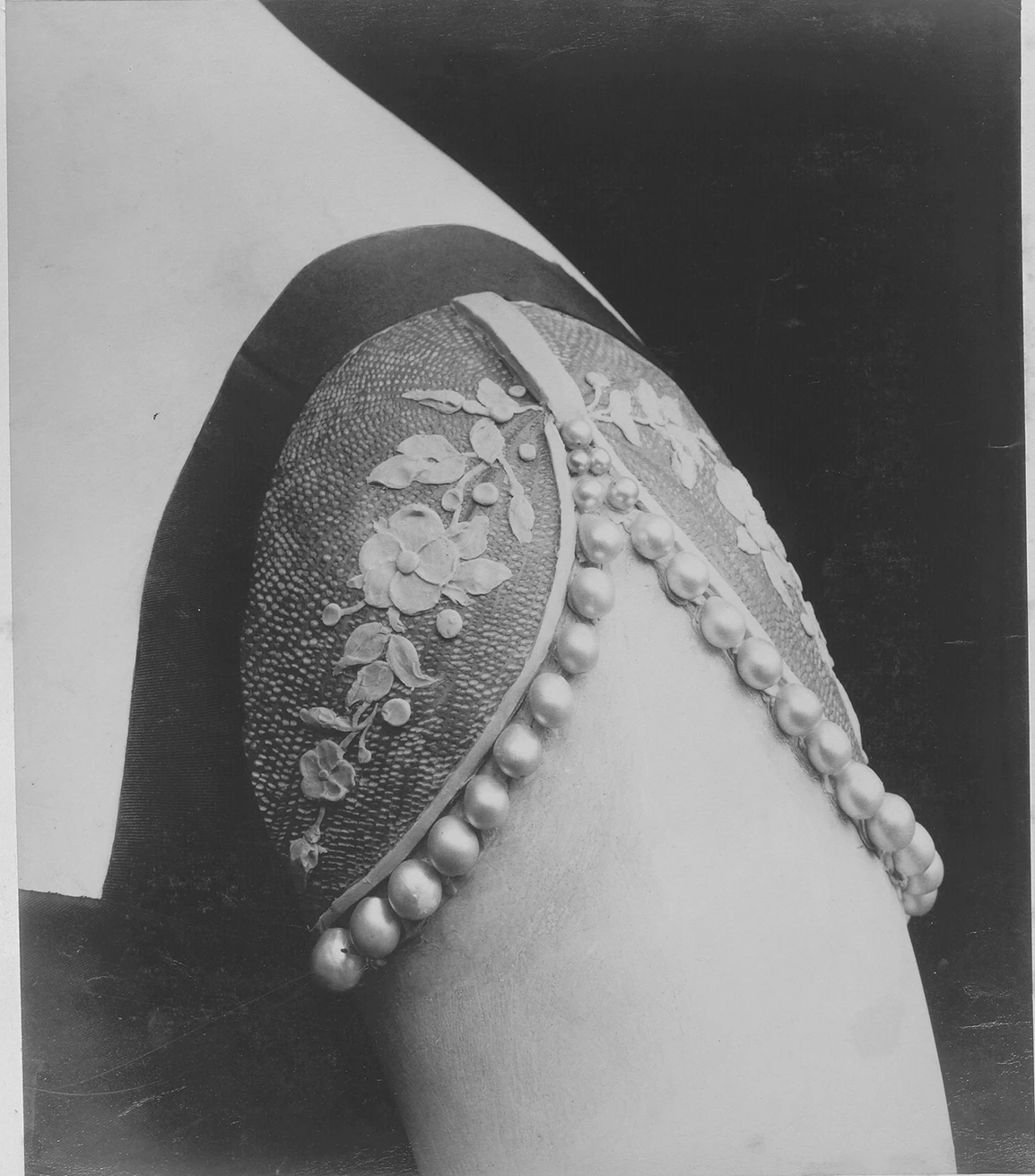 身為布疋商之子，寶詩龍先生對布料的質地、垂墜感與線條流動性，始終保有近乎本能的敏銳度。在他眼中，珠寶從來不是孤立存在的物件，而是服裝語彙的延伸，也是風格的一部份。今年的第三件作品〈The Silhouette〉，正是這套思維最完整的體現。作品可轉換為六種佩戴形式，從結合項鍊與雙肩飾的造型，到拆分為兩件肩飾胸針，或轉化為前後垂墜的雙層長鍊（Sautoir）、兩條獨立項鍊、線條鮮明的圖形頸鍊，甚至化為一對腕間手環，透過拆解與重組，回應不同身形與場合的需求。鑽石與白金依循身體輪廓塑形，隨著動作自然流轉，如同高級訂製服精準卻柔軟的剪裁線條，貼合而不束縛。這件技術高度複雜的作品，透過隱秘而精巧的鎖扣機制，使各種佩戴形態得以在視覺與結構上保持純粹完整。無論從世家長期以來「佩戴自由」的核心理念，或作品本身高度理性的結構設計來看，這些閃爍著美好火光的珍寶，其實都在傳遞同個理念：美，從來不會只有一種樣態。