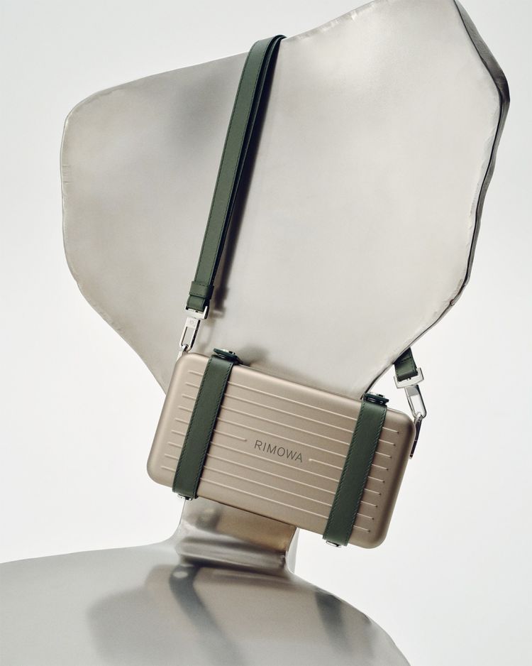 Rimowa行李箱若搭配皮革提把或飾邊，雖然增添高級質感，但也可能比鋁鎂合金本體更嬌貴。