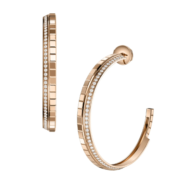 自1999年問世以來，Chopard「Ice Cube」系列，以小巧冰塊為靈感，透過立方體的幾何魅力展現現代美學。以多重刻面與俐落線條打造冷冽純淨的前衛風格，在光線折射下散發低調卻耀眼的光芒，完美體現極簡優雅。