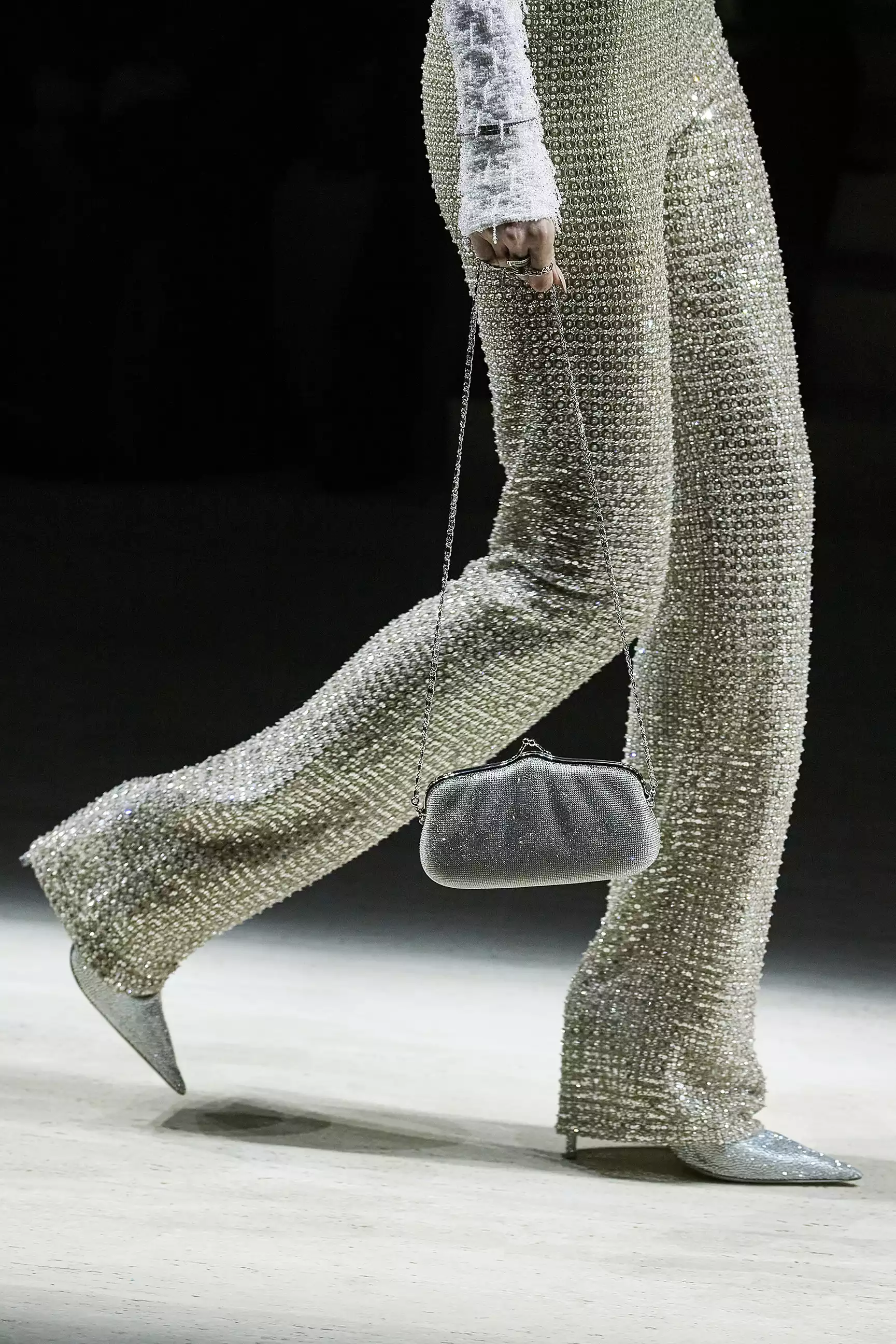 模特兒手上的Bamboo 1947以更俐落的新體積回歸，竹節提把改用柔性拼接皮革，線條乾淨許多。晚宴手拿包放大尺寸，可以裝手機。沒錯，就是這麼實際。