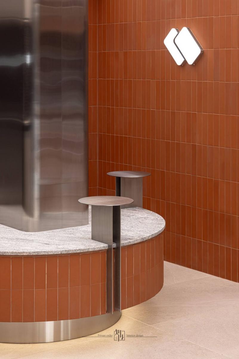 創立於 1990 年的府城古都，紅磚布丁（Red Brick）透過獨家研發的輕布丁系列，揉合蛋香、奶濃與焦糖香，提煉出一份專屬台南的甜味。創立 35 年至今，已成為代表府城文化的新一代美食，更榮獲「府城十大伴手禮」殊榮。在品嚐布丁的同時，也能感受到這座城市獨有的文化與情感魅力。自去年起，品牌重新打造視覺形象，迎來一抹嶄新氣息，成為台南最美麗的街景之一。