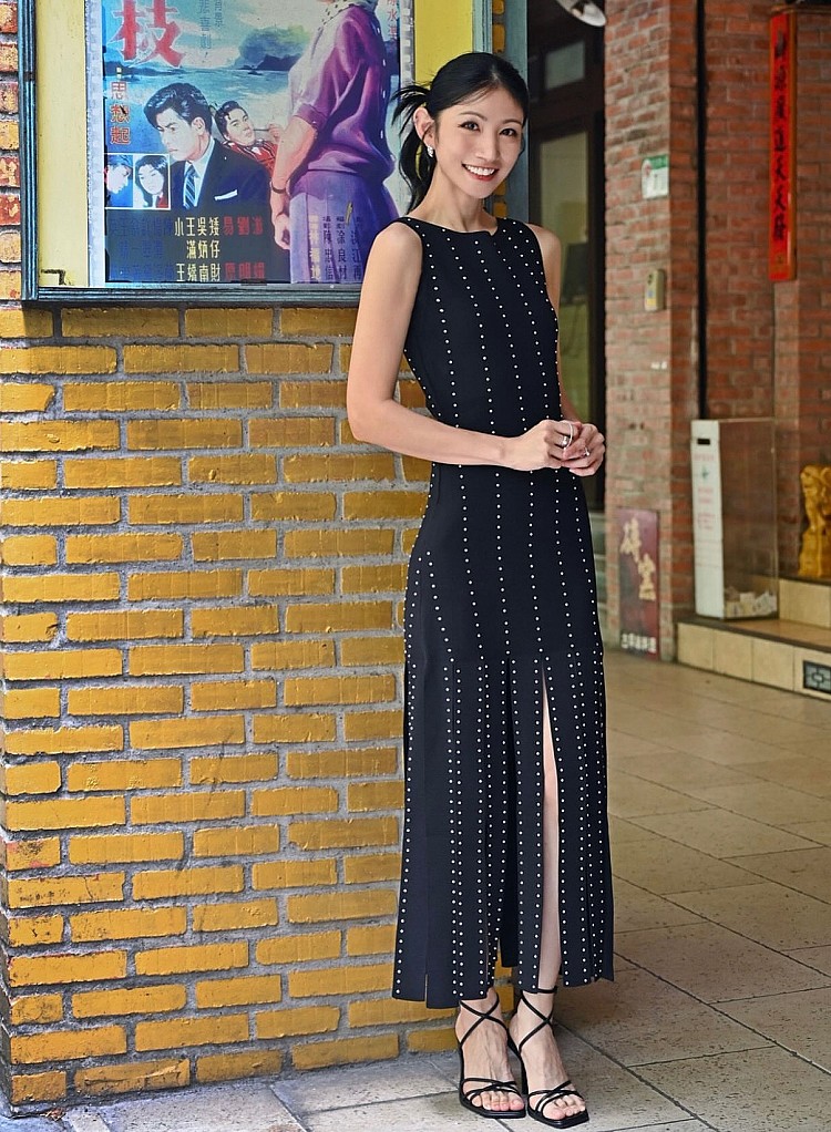 透過選秀節目《超級星光大道》出道的李千娜，畢業後全方位發展，更成為節目中首位受到三金入圍肯定的藝人，近日她睽違 7 年發行全新台語翻唱專輯《千娜舞台秀 - 彼段過去經過阮兜口》，將於 12 月 6 日登上台北國際會議中心 TICC 舉辦個人演唱會，準備再次用溫暖的嗓音撫慰大家。