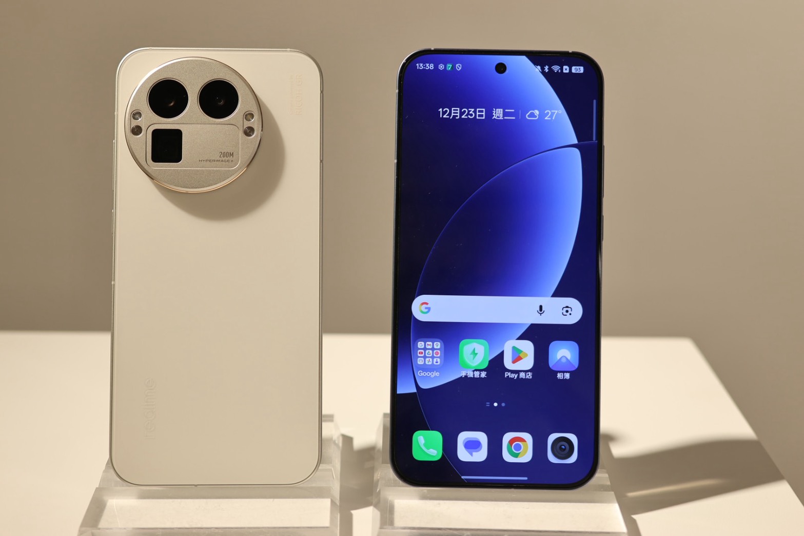 realme GT 8 Pro 正式發表：與 RICOH GR 合作街拍模式，內建 2 億畫素長焦鏡頭