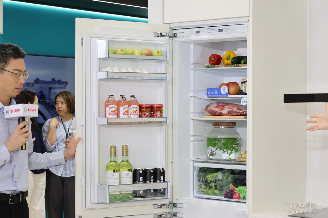 嵌入式冰箱讓整個廚房空間設計更有一致性。