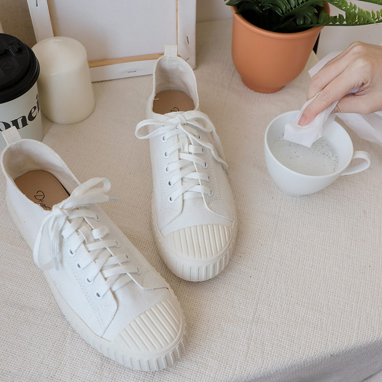 用肥皂水清潔帆布小白鞋，去除髒污－可後踩2way皮質餅乾鞋