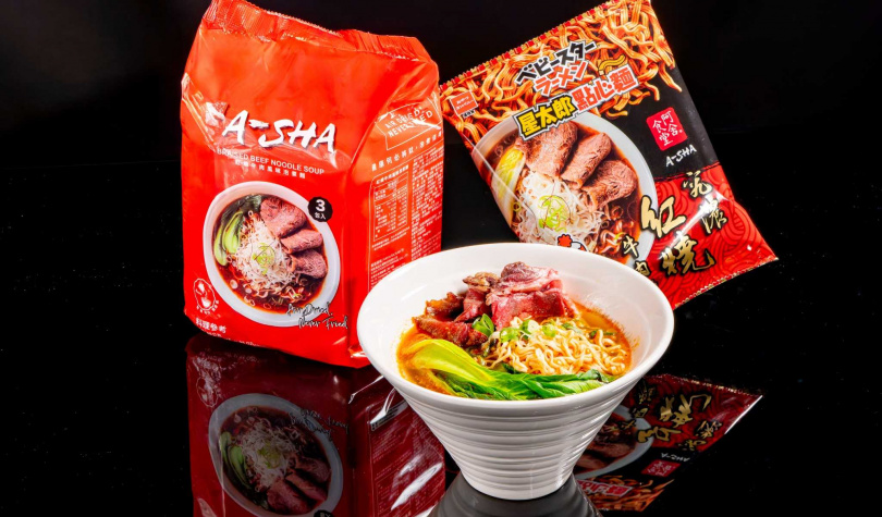 阿舍食品與星太郎合作推出「究濃紅燒牛肉麵」風味的泡煮麵與點心麵，泡煮麵採用世界首創的專利膨發技術。（圖／擷取自阿舍食品網站）