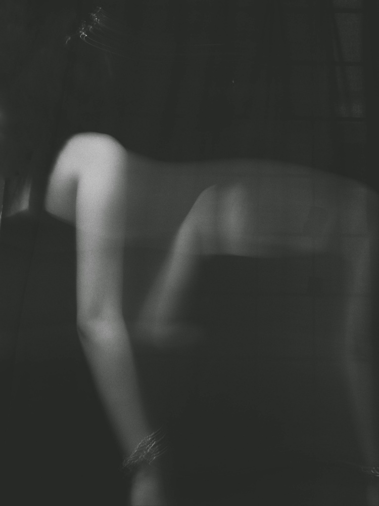 探討「知三當三」的心理原因，並不是為了合理化任何傷害別人感情的行為，而是希望看見這些選擇背後的複雜面貌。