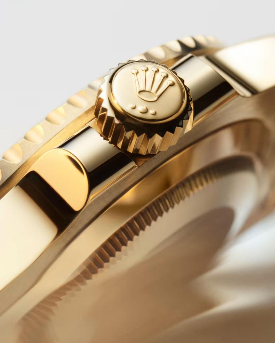 多數人以為防水取決於錶殼厚度，但事實上，最容易滲水的部位往往是「錶冠」。旋入式錶冠藉由緊密的密封結構，能有效阻擋水氣滲入機芯；相反地，若是傳統拉式錶冠，即使標示防水100米，也可能因操作不當而失效。