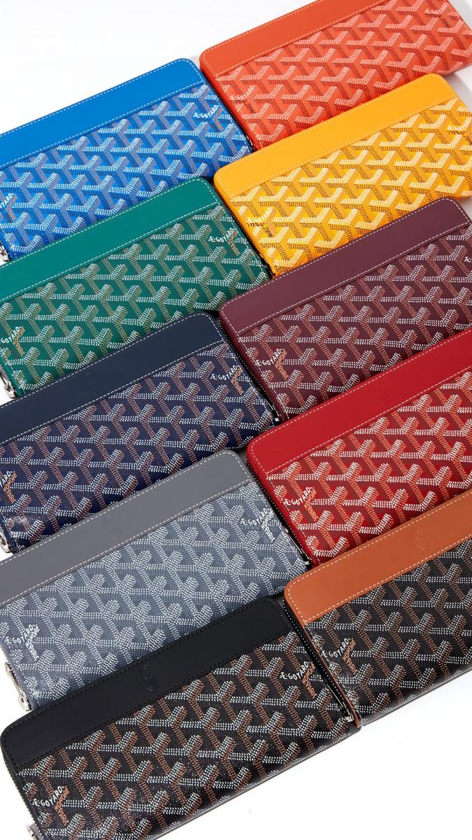 揮別動盪的2025，在 2026 年在整體運勢上，更重視「穩定聚財、長期累積」，因此錢包顏色建議避開過於浮誇、消耗能量的色系，建議以更為低調、耐看的中性色為了新，例如香檳金、咖啡色與大地色象徵穩定與累積，墨綠色則呈現理性又成熟的風格。