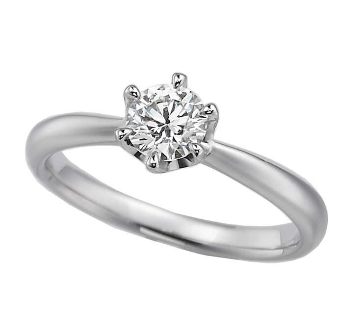 新光三越大年初一「蛇舞春風 好運福袋」台中中港店首獎－日本百年珠寶品牌價值52萬的「festaria Tokyo 一克拉鉑金鑽石戒指」。（圖／品牌提供）