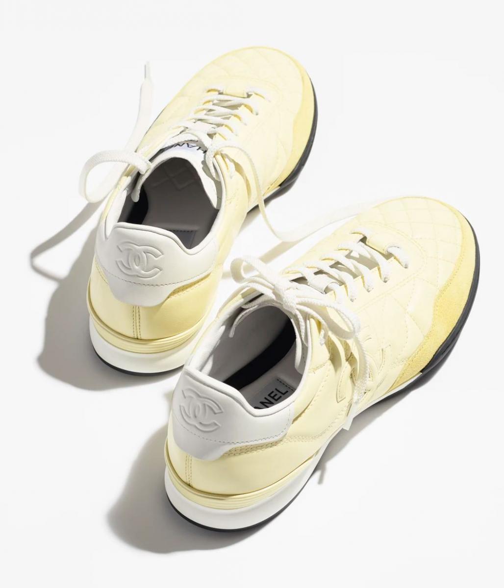 不同於傳統薄底鞋過於窄的鞋身，Chanel 在本季以類似籃球鞋的鞋身打造薄底鞋，藉由更為寬版的楦頭，呈現出一雙鞋履率性、自在的樣子。