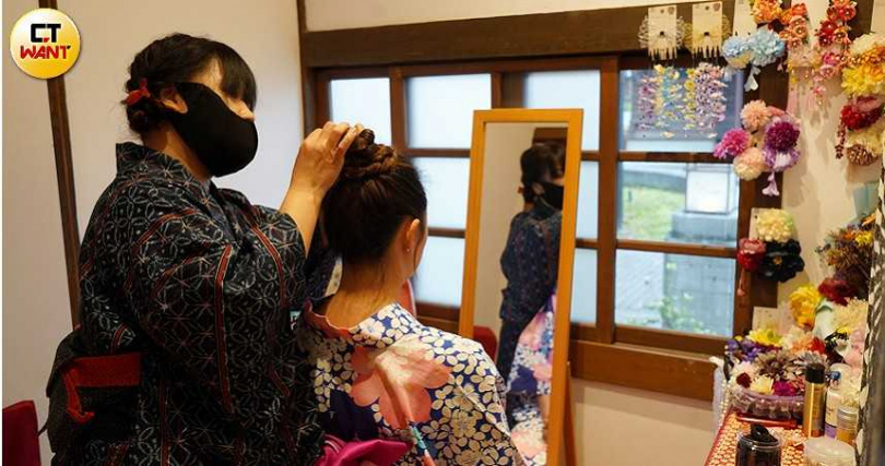 「花凜和服屋」的凜匠（左）會為體驗的遊客做簡單盤髮與髮飾點綴。（圖／魏妤靜攝）